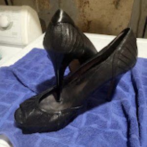 Black Leather Nine West heels featuring a peep toe. Size 8